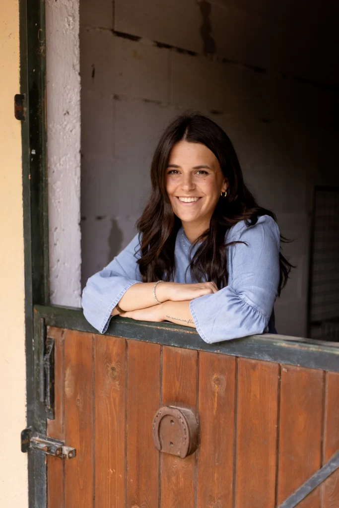 Ritratto di Carlotta affacciata alla porta di una stalla a Corte Gelsi