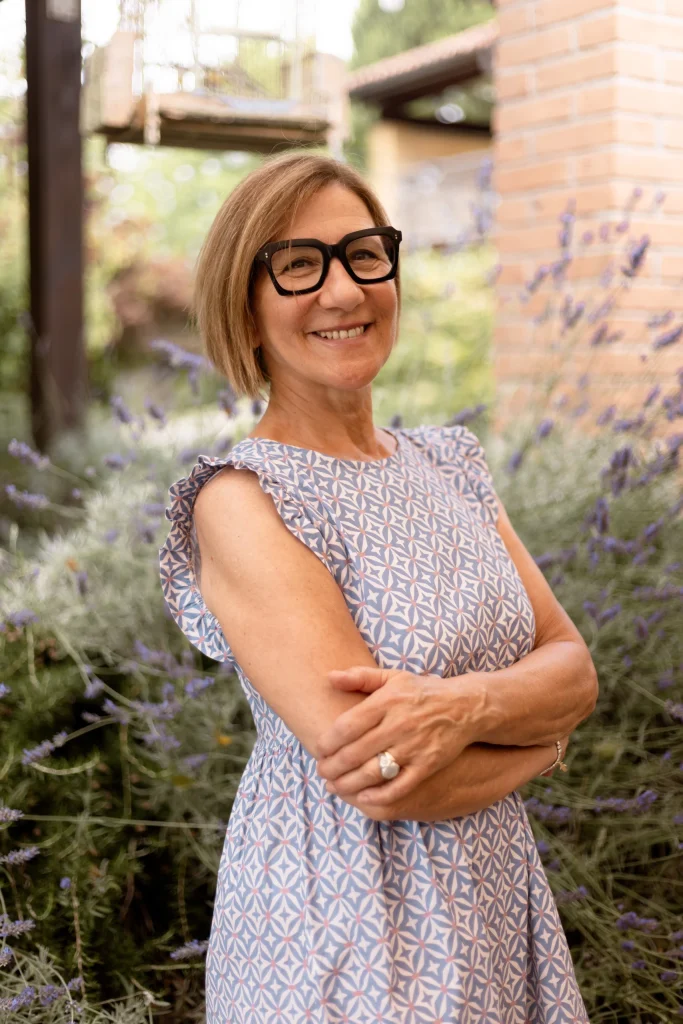 Ritratto di Raffaella del team Corte Gelsi tra le piante di lavanda