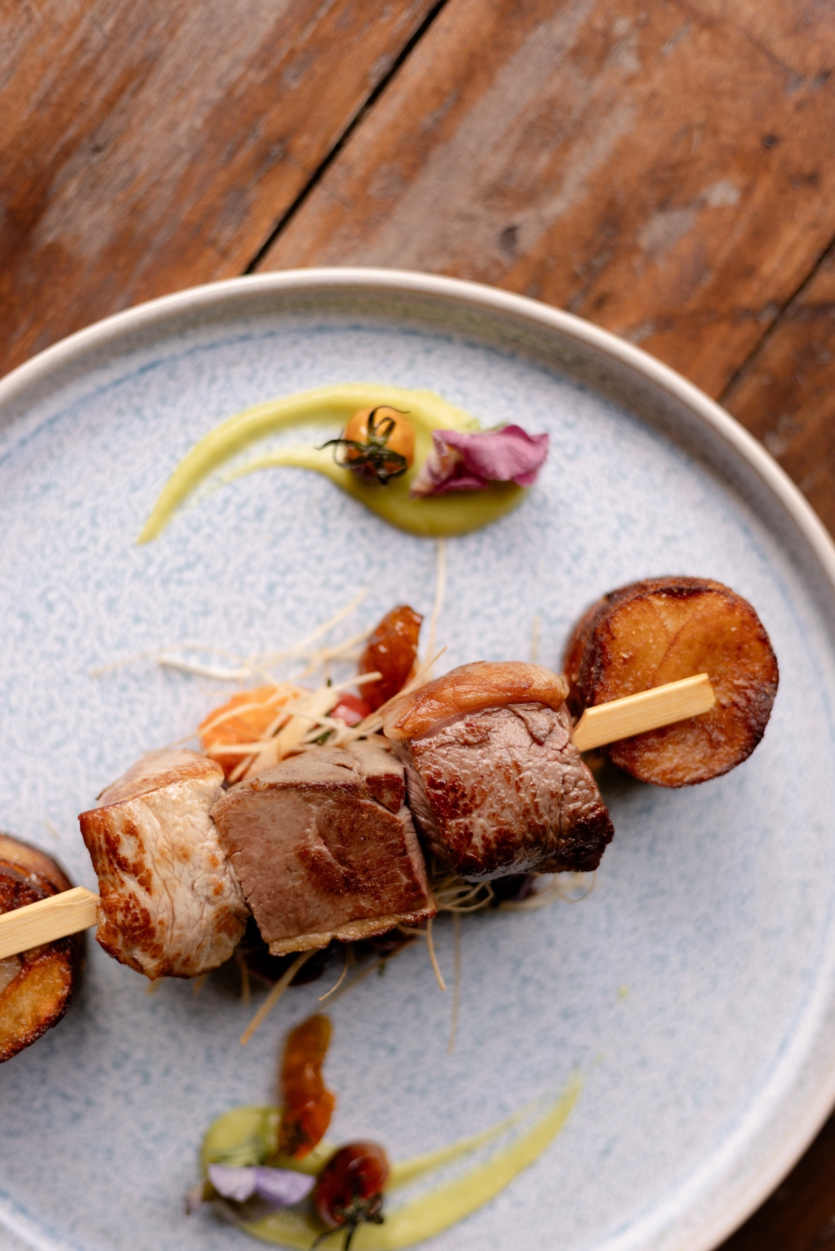 Piatto di carne su spiedino con presentazione creativa del Ristorante Corte Gelsi a Malnate