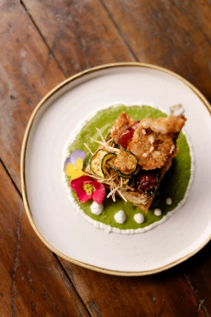 Tempura di carne e verdure croccanti con fiori eduli e salsa verde